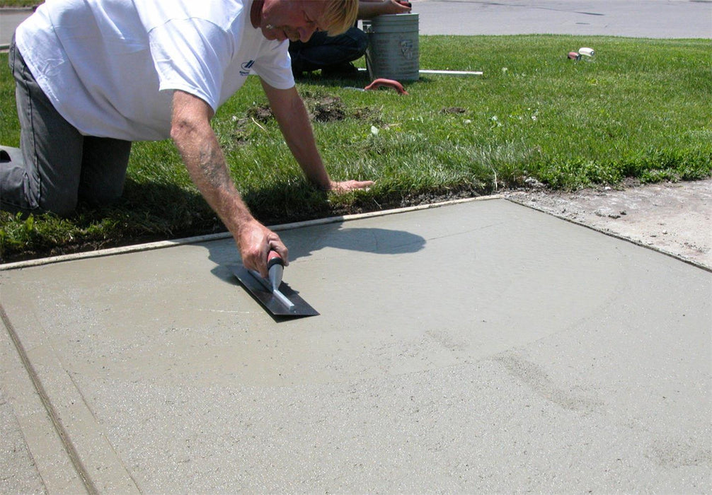 Marshalltown MXS20BD – 20" x 4" Blue Steel Finishing Trowel with Curved DuraSoft Handle