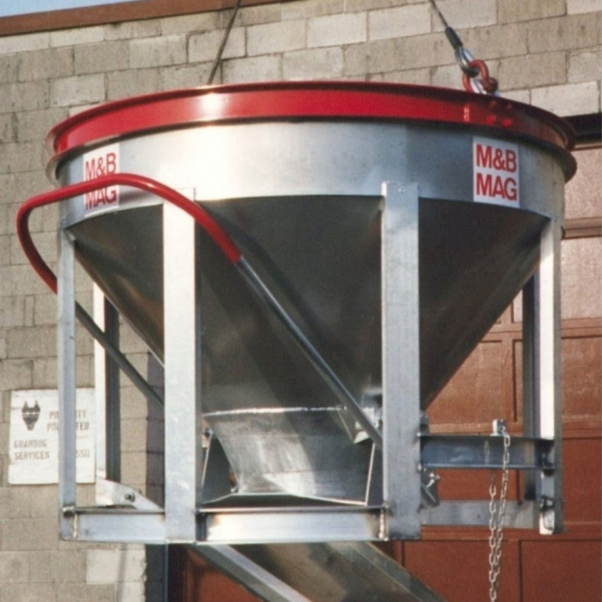 M&B Upright Aluminum Concrete Bucket – Lightweight, Clamshell Gate (Re ...